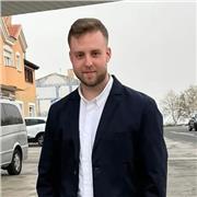 Soy Adrián, graduado en Educación Primaria con especialidad en Audición y Lenguaje.